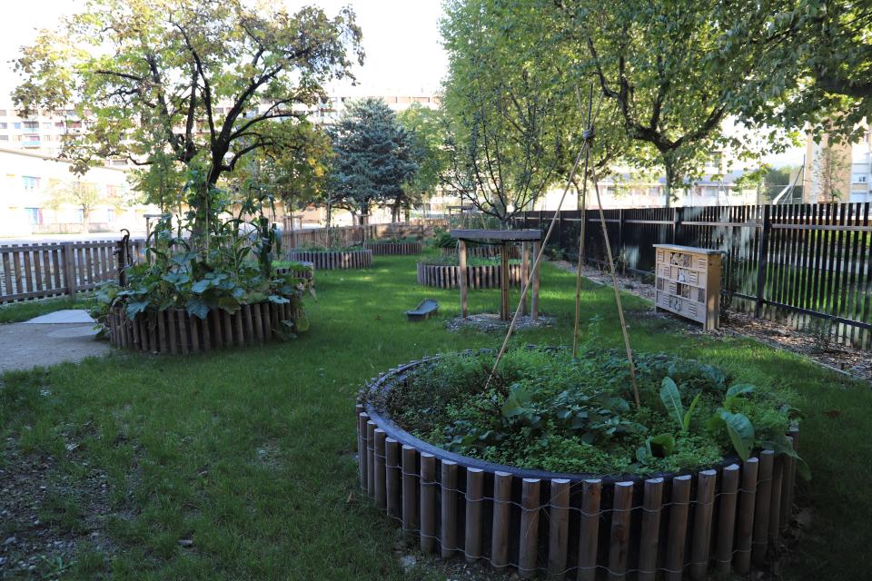 Des jardinières ont été installées pour les écoliers.
