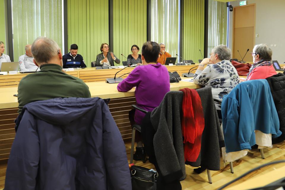 Des membres de l'association des habitants des Granges sont venus à la réunion organisée par la Mairie pour trouver des solutions aux nuisances du parking d'Alpexpo.