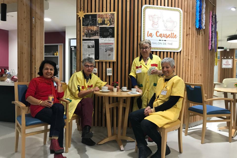 Les bénévoles, en blouses jaunes, animent de nombreux ateliers à l'hôpital Sud. Les bénévoles, en blouses jaunes, animent de nombreux ateliers à l'hôpital Sud.