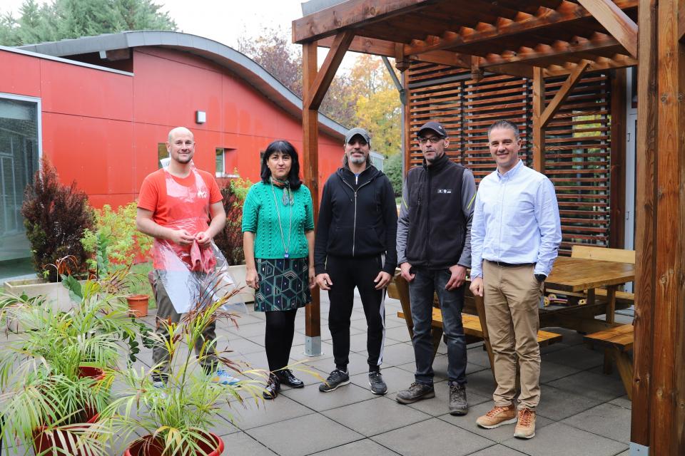 De gauche à droite : Maxime Cavauden, cuisinier, Maryam Abbassi, réceptionniste, Patrick Leuci et Mohammed Hanir, du service maintenance, et Franck Pierrard, directeur de l’auberge.