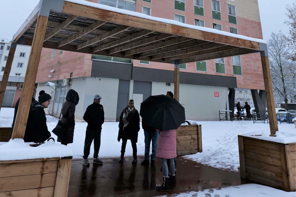 Des glycines devraient être installées cet hiver sous la pergola.