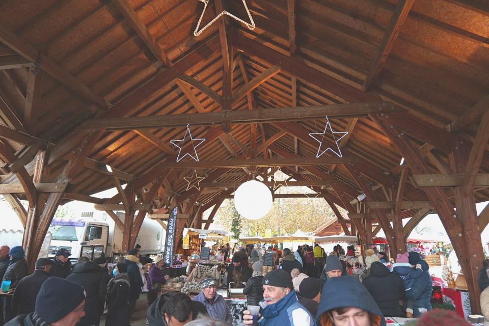 Les Halles de la Frange Vertes pendant le marché de Noël, décoré avec des étoiles