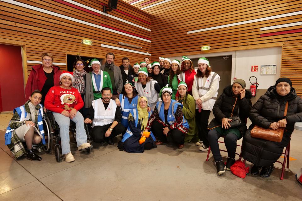 Les bénévoles du Secours populaire, en compagnie d'élus de la Ville, lors de ce temps festif.