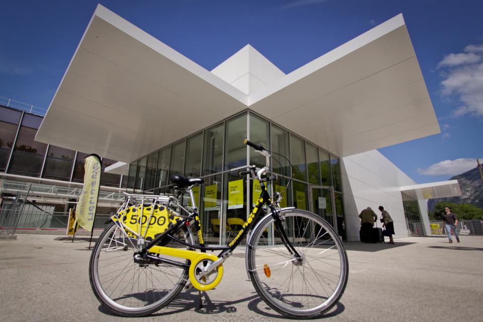 Photo d'un vélo devant une agence MVélo+