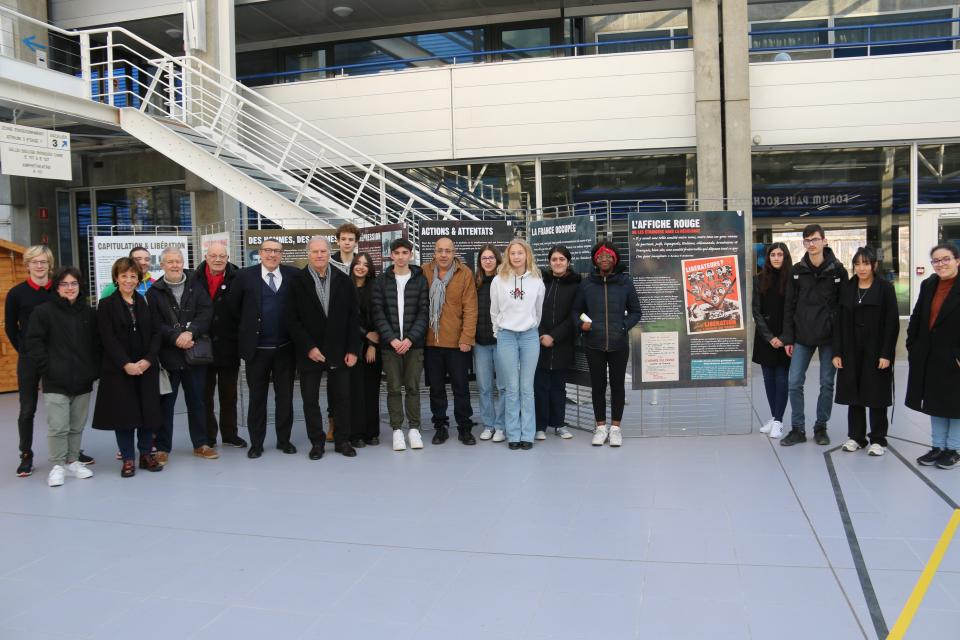 Une photo des lycéen-nes devant les expositions