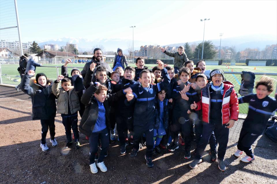 Groupe d'enfants membres du club de football de Pont-de-Claix