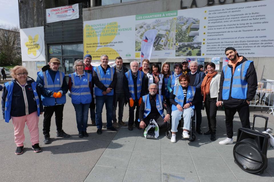 Les bénévoles du Secours populaire autour du maire et d'adjoints pour l'ouverture de la braderie solidaire.