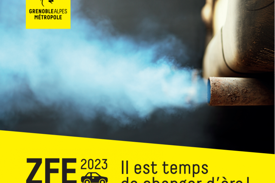 Affiche pour la consultation de la ZFE avec photo d'un pot d'échappement