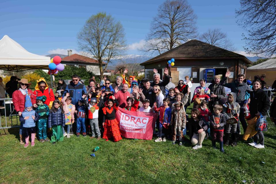 Petits et grands réunis lors du carnaval et de la chasse aux oeufs organisés par l'AHCE et des étudiants de l'IDRAC.