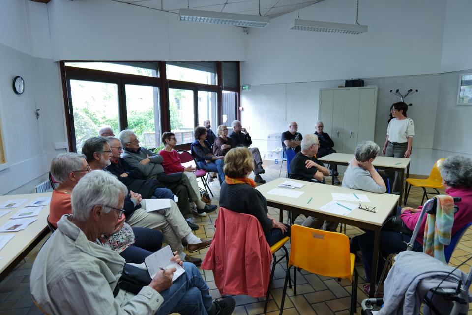 Photo des habitant-es présents lors de la soirée de présentation du lauréat