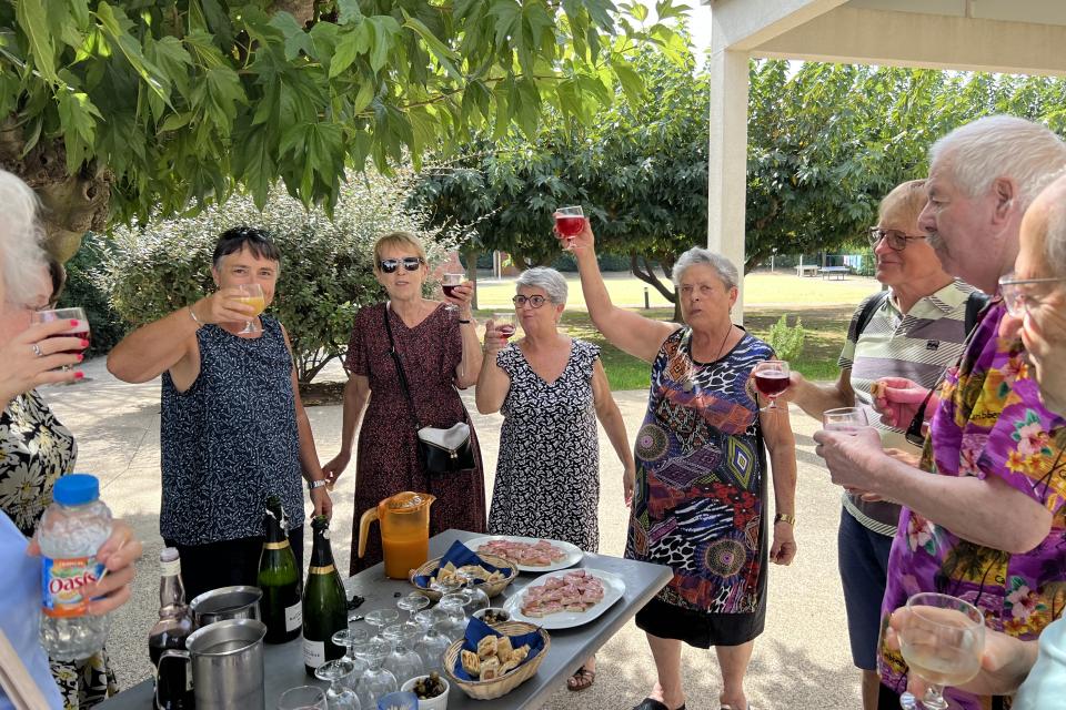 Les retraités en vacances à la Grande Motte en train de trinquer