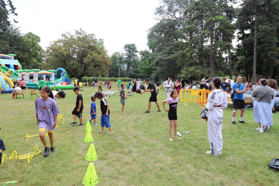 Cap sur les parcs : Géo-Charles, la fête entre les gouttes... Coté sport, des ateliers boxe, taekwondo, fitness et Homeball étaient proposés aux plus courageux !