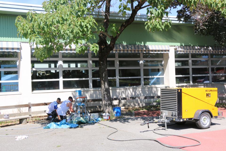 Installation du pistolet à peinture par l'entreprise en charge des travaux