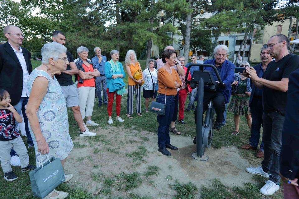 Le maire inaugurait le premier agrès du parcours sport/santé.