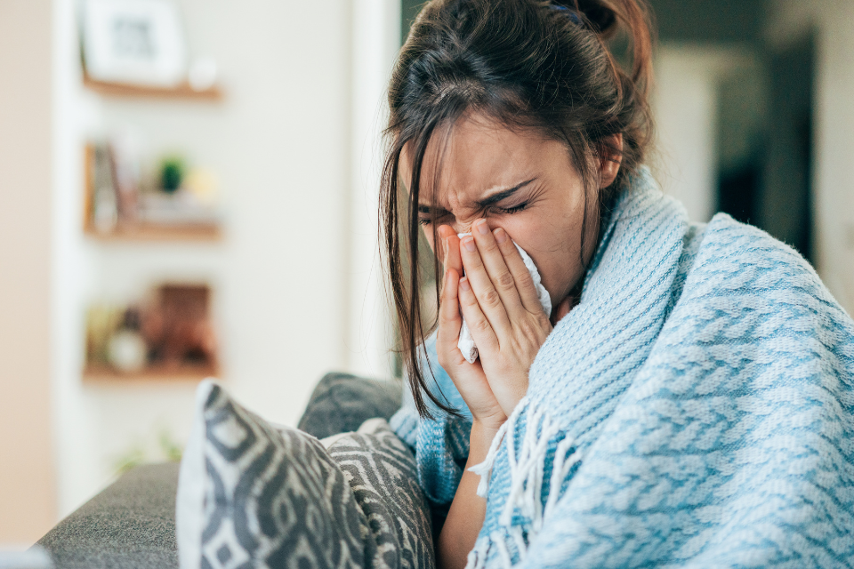 Les maladies de l'hiver, comment les éviter ? Photo d'une personne malade en train de se moucher