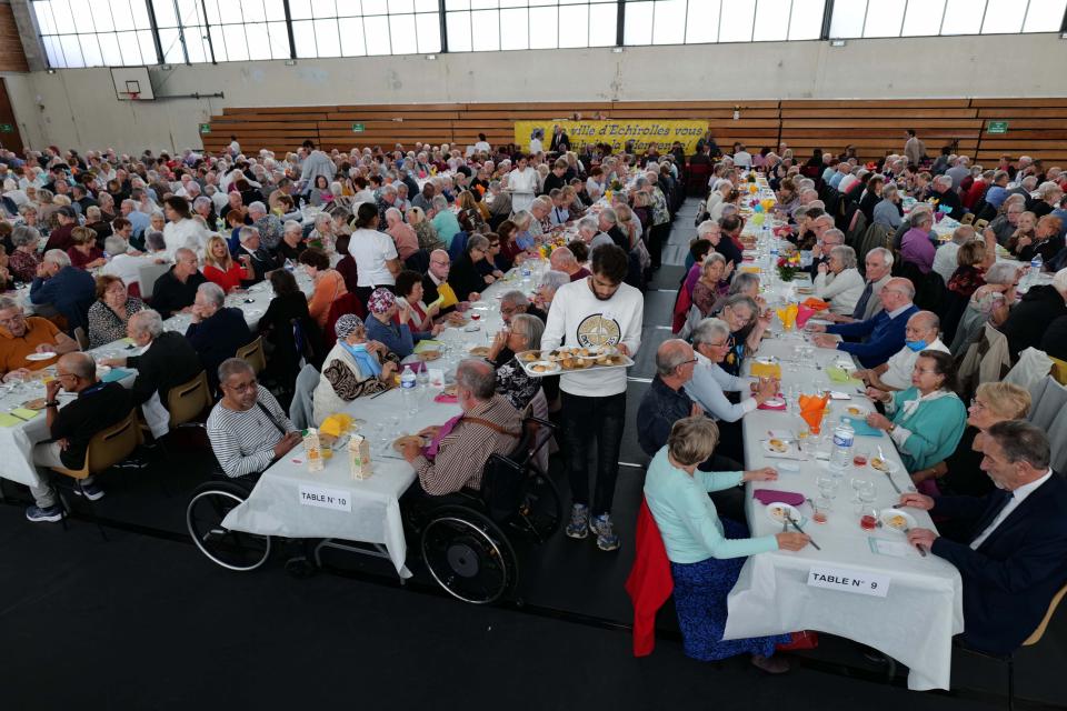 Environ 1 000 personnes ont assisté au Banquet des anciens.