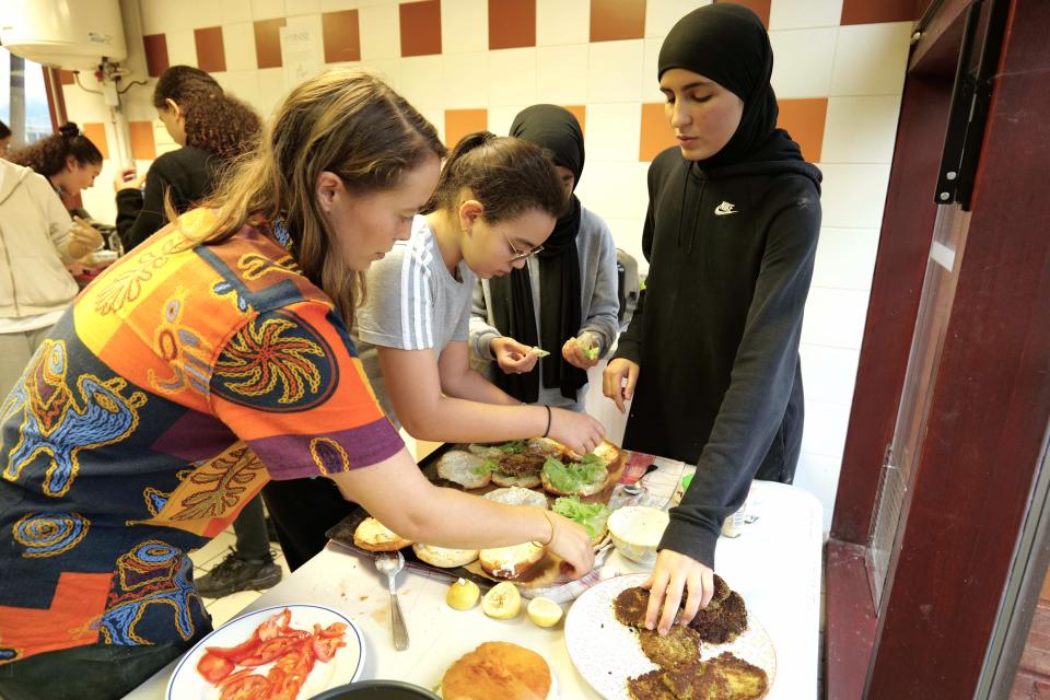 Ellie Tiedwell, animatrice à l’association Cultivons nos toits, aidait les jeunes filles dans leurs préparations.