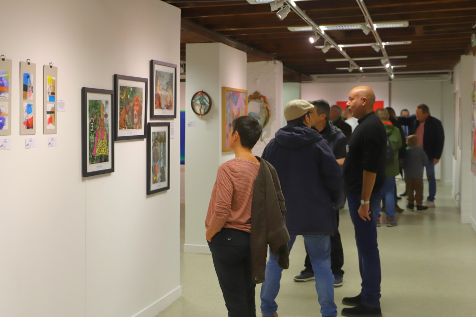 Un autre regard à découvrir ! Photo lors du vernissage de l'exposition, des personnes regardent les oeuvres
