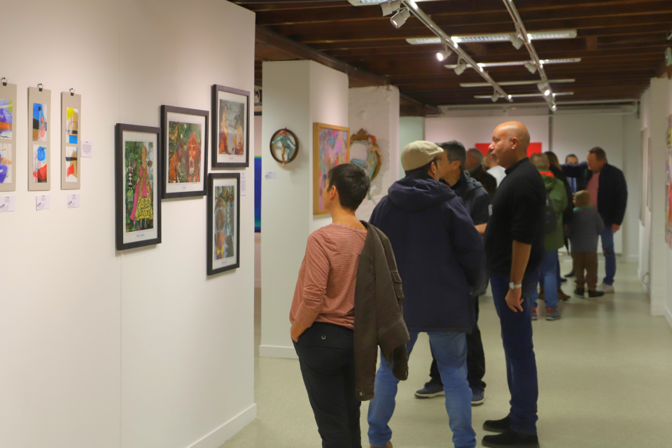 Photo lors du vernissage de l'exposition, des personnes regardent les oeuvres