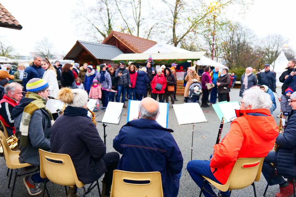 Photo d'un groupe de musique en train de jouer au marché de Noël