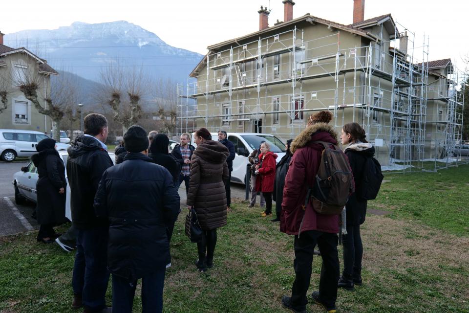 La séance a débuté devant les trois premiers immeubles en travaux.