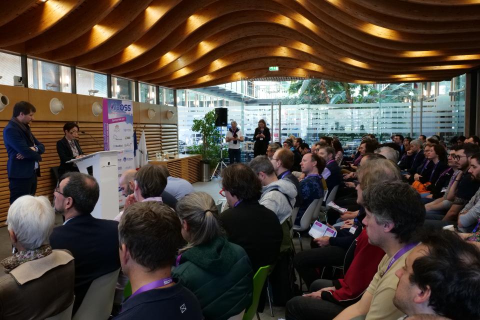 Discours de la maire Amandine Demore face aux participant-es à l'événement