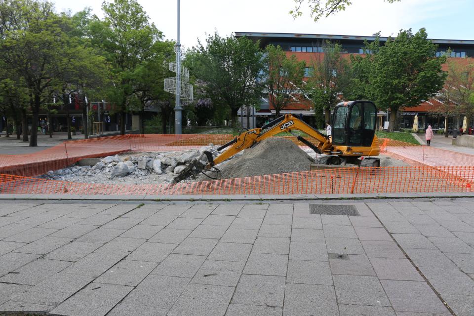 Des travaux d'étanchéité sont actuellement réalisés sur une des fontaines de la place des Cinq-Fontaines afin d'éviter les fuites d'eau. 