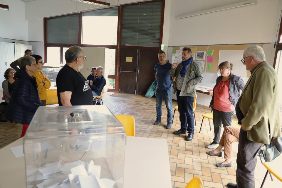 Pierre Labriet, 1er adjoint à la démocratie locale et à la Fabrique citoyenne, Sandrine Yahiel, conseillère municipale aux budgets participatifs, et Laurent Vanplin, conseiller municipal aux projets associatifs, ont échangé avec les habitant-e sur l'opportunité, ou non, de prolonger le vote.