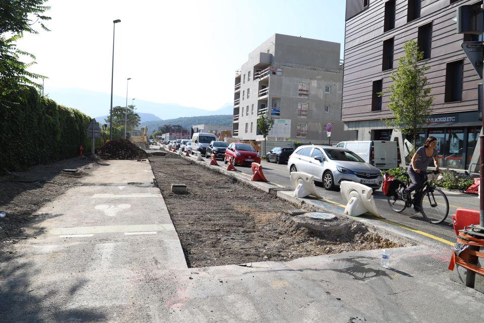 A compter de cet automne, cette cycliste pourra utiliser la prolongation de la Chronovélo 3 pour circuler en toute sécurité sur l'avenue Auguste-Ferrier.