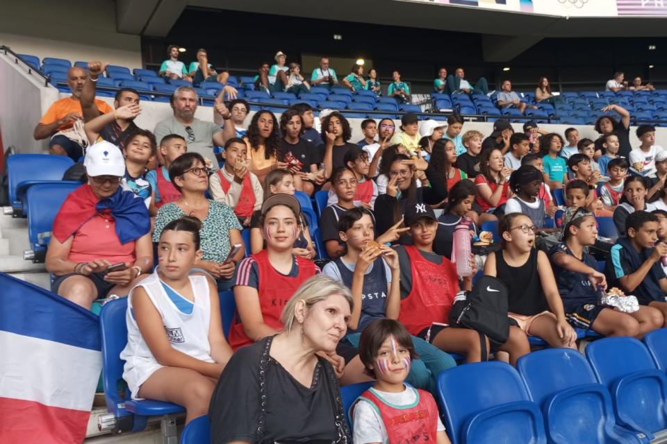 Les jeunes échirollois au stade de Lyon pour l'entrée des Bleues aux JO. Les jeunes échirollois au stade de Lyon pour l'entrée des Bleues aux JO.