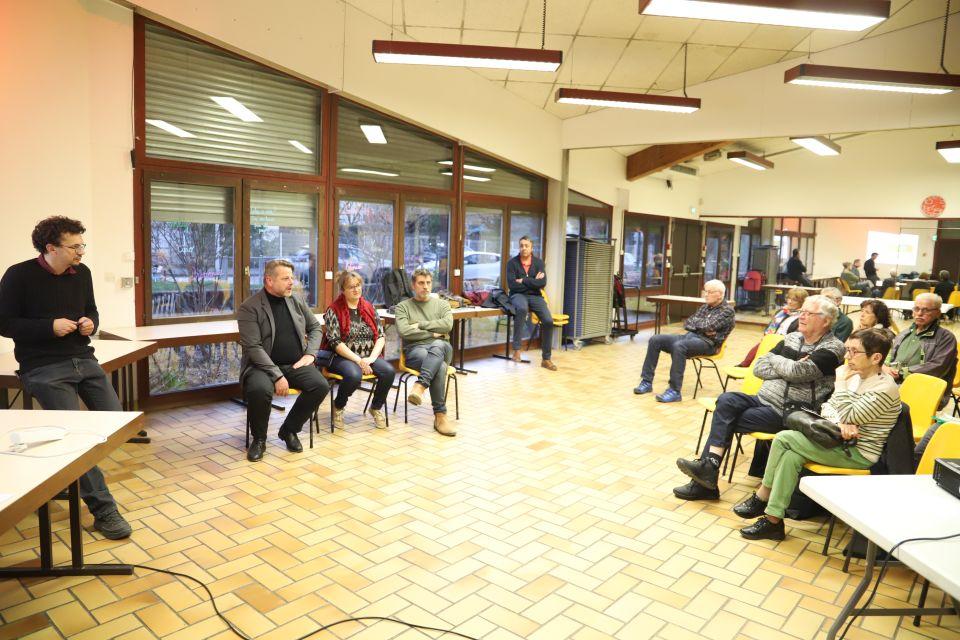 Budget participatif des Granges : Top départ ! Les élu-es – le premier adjoint Pierre Labriet, et les conseiller municipaux Sandrine Yahiel et Laurent Vanplin, de gauche à droite, face aux habitant-es –, ont fait le point avec eux sur cette quatrième édition du Budget participatif des Granges.