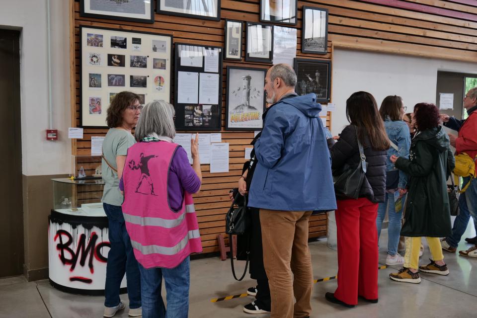 Des bénévoles assurent des missions de médiation culture, sécurité et roulage d'affiche.
