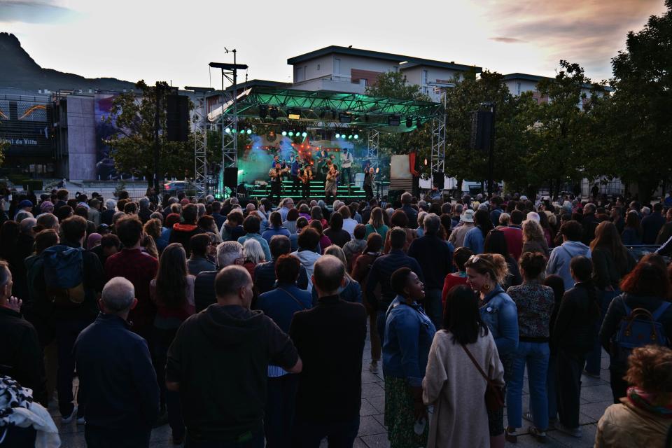 Les habitants d'Échirolles et d'ailleurs sont venus danser au concert du Big Ukulélé Syndicate.