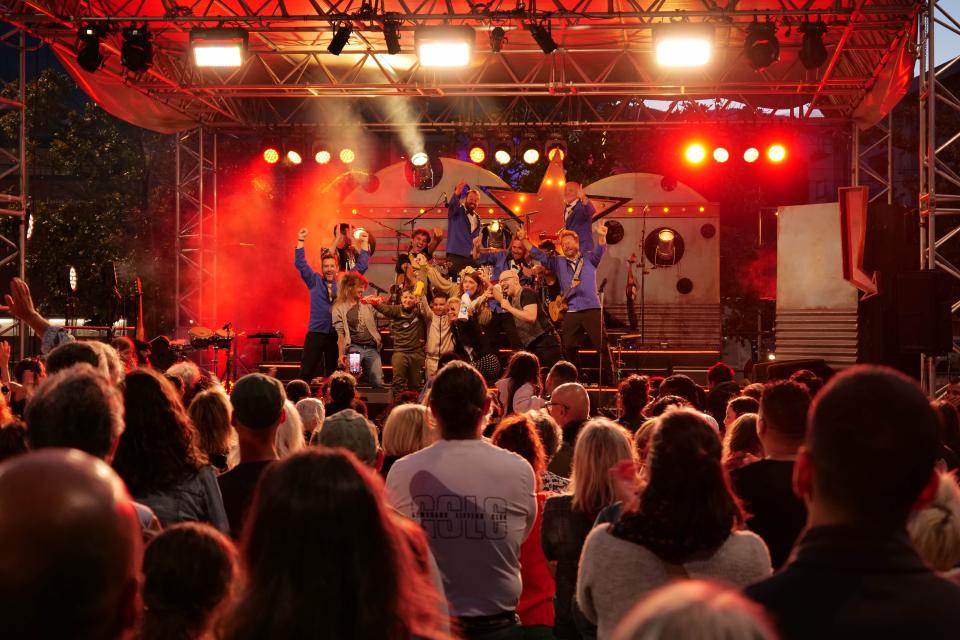 Le Big Ukulelé Syndicate a réuni et fait danser les spectateurs.