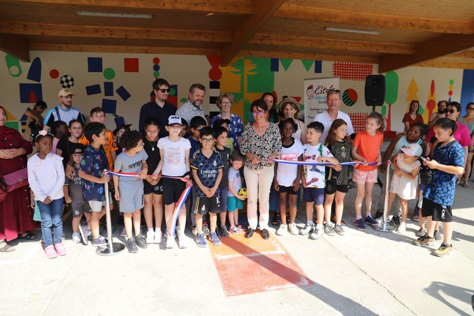 La maire Amandine Demore, entourée des enfants, particulièrement enthousiaste, a coupé le ruban inaugural de la fresque.