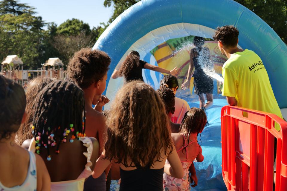 Les jeux d'eau sont toujours appréciés par les enfants.