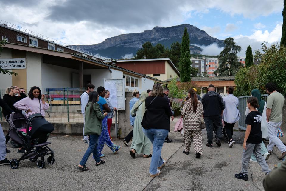 Les parents attendaient les enfants à la pause méridienne, pour les premières impressions sur leur rentrée.