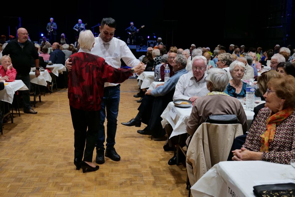 Les serveurs jouaient le jeu du pas de danse partagé.