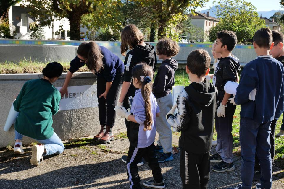 Petite Poissone donnait un coup de main aux artistes d'un jour pour bomber leurs phrases sur le banc.