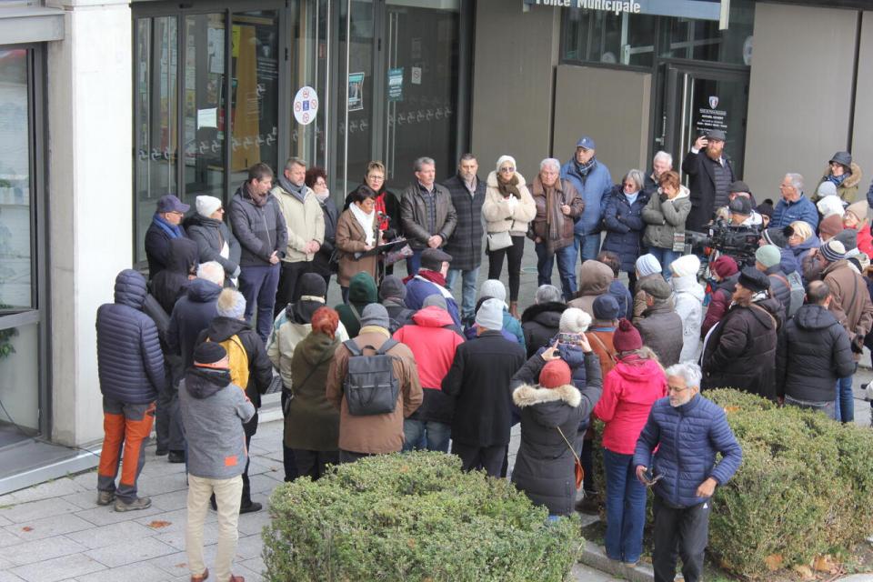 Photo du rassemblement devant la mairie en hommage à Mehdi Kessaci