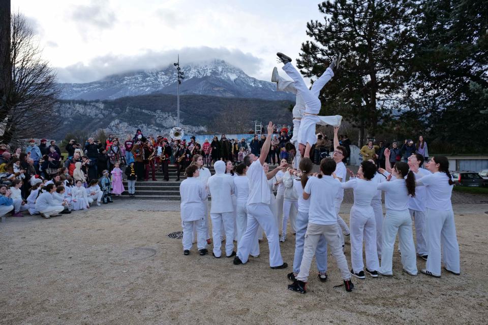 Le carnaval'anche a réuni des centaines de personnes pour une après-midi placée sous le signe de l'hiver et de la bonne humeur.