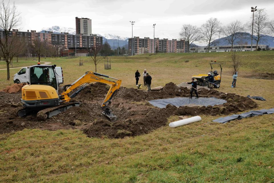 Une nouvelle mare a été créée au parc Ouest, pour favoriser la biodiversité, notamment le crapaud calamite.