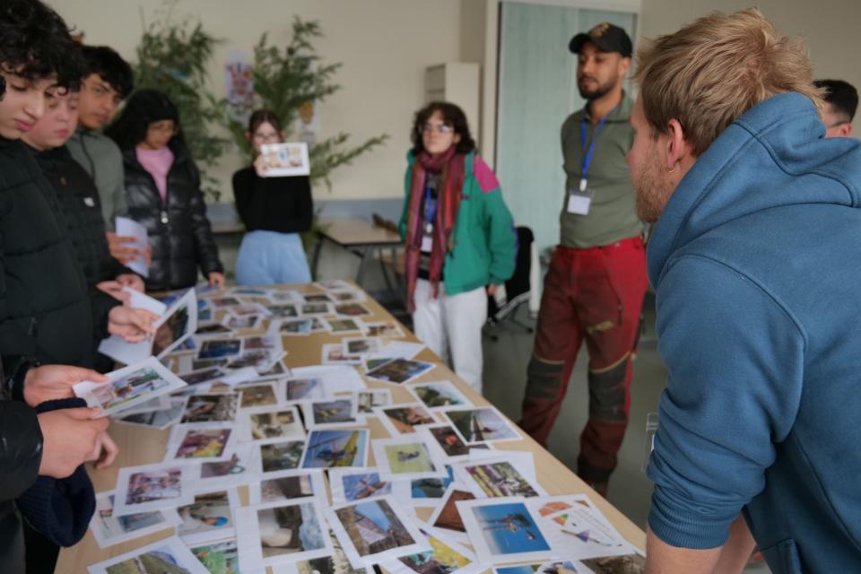 Divers professionnels et étudiants présentaient leurs domaines aux 3ème.