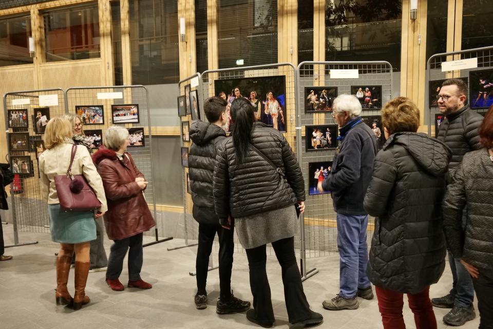 Personnes en train de regarder l'exposition photo lors du vernissage