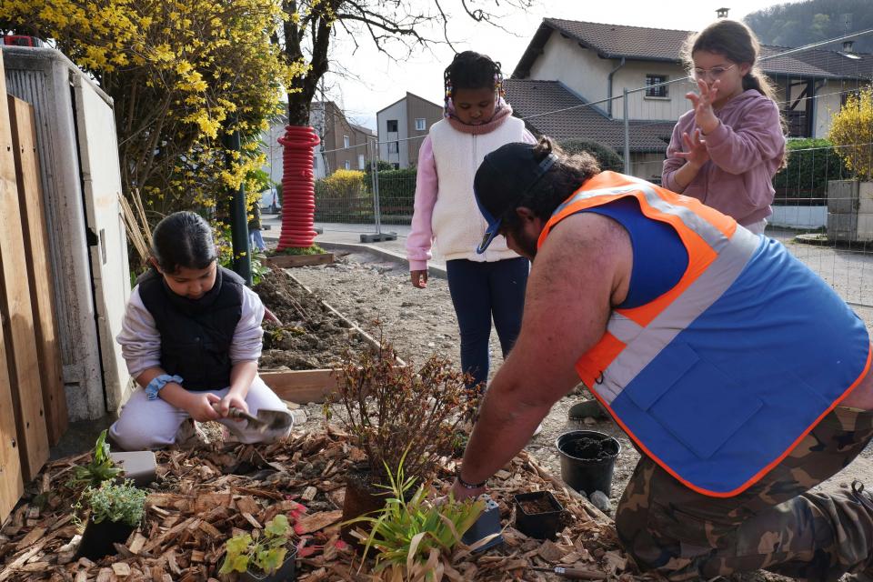 Les élèves de CE2 de Marat ont planté des vivaces le long du 3ème tronçon du corridor écologique de la Frange Verte.