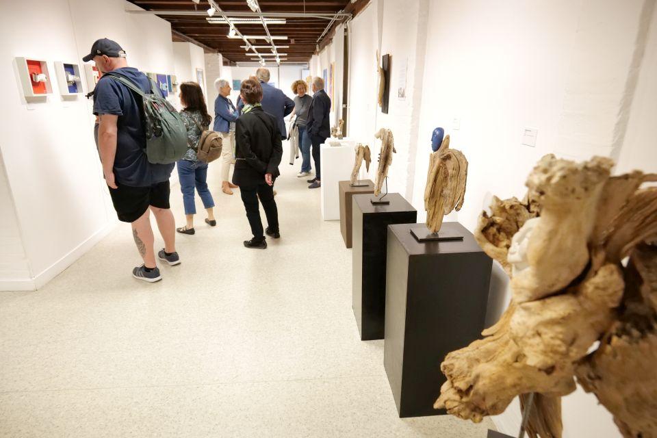 La scénographie des espaces aux Moulins de Villancourt permet de “naviguer” entre les différentes œuvres qui se répondent et dialoguent dans les coins et recoins offerts par la salle d'exposition. Un dialogue riche avec le regard du visiteur.