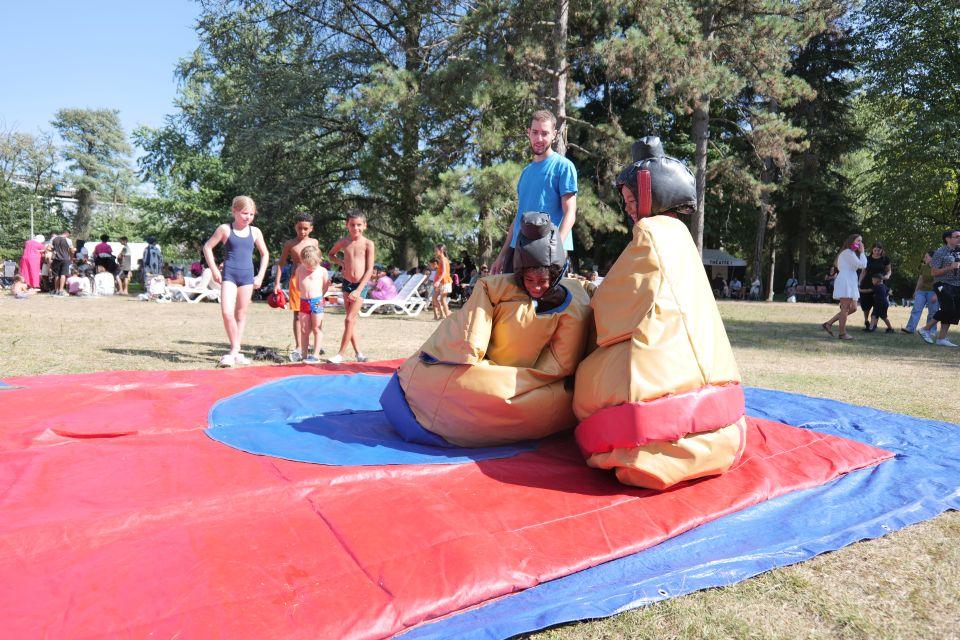 Et on a même vu des policiers municipaux s’essayer aux jeux en bois des ludothèques, des ados combats avec des frites en plastique et des sumos s’affronter sur un tatami… Sacrée journée !