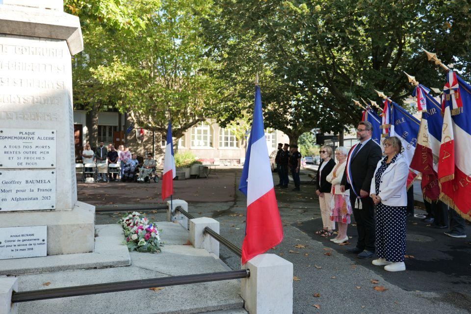 Marie-Thérèse Bouriez et Danièle Calvet, vice-présidente et secrétaire du bureau du Comité de liaison, Pierre Labriet, premier adjoint, et Sandrine Yahiel, adjointe à la Ville, ont déposé des gerbes au pied du Monument aux morts.