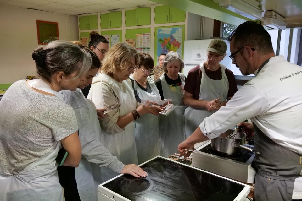 Un atelier confiserie était animé par le patissier Thierry Court à la MDH Essarts-Surieux.