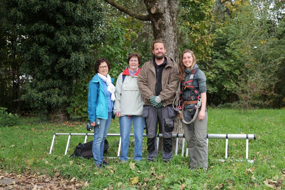 Photo des personnes présentes sur la rénovation des nichoirs